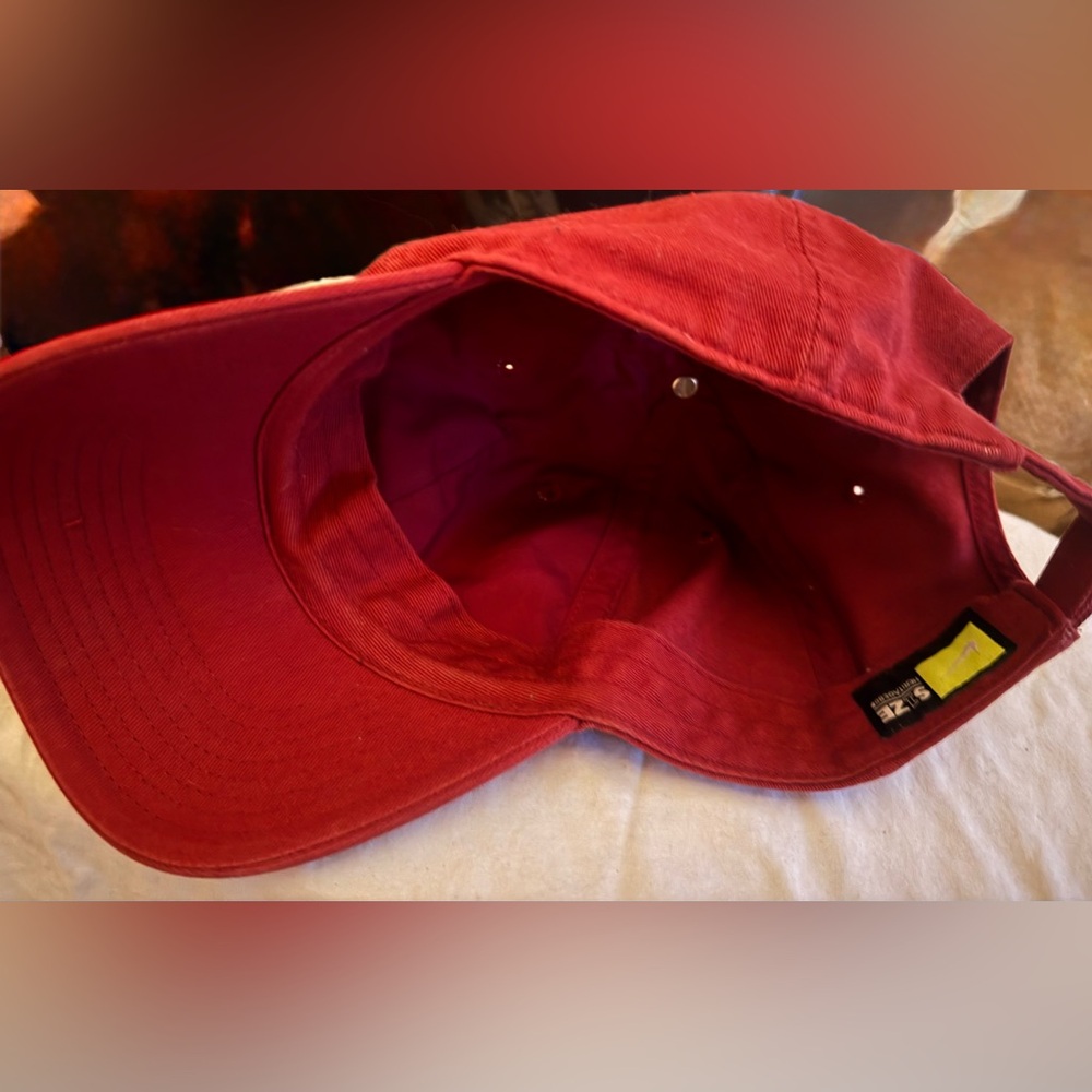 Maroon Nike hat - Picture 5 of 6